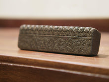Carica l&#39;immagine nel visualizzatore di Gallery, vecchio timbro artigianale in legno per tessuti usato in India per la tradizionale lavorazione print block.  ricavato da un unico pezzo di legno intagliato.  dimensioni 15x4 prof.3cm