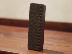 vecchio timbro artigianale in legno per tessuti usato in India per la tradizionale lavorazione print block.  ricavato da un unico pezzo di legno intagliato.  dimensioni 15x4 prof.3cm