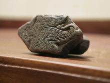 Carica l&#39;immagine nel visualizzatore di Gallery, Vecchio timbro artigianale in legno per tessuti usato in India per la tradizionale lavorazione print block.  Ricavato da un unico pezzo di legno intagliato.  Dimensioni 11x5  prof.5cm. 