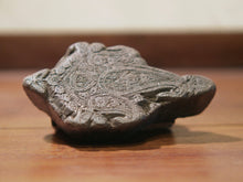 Carica l&#39;immagine nel visualizzatore di Gallery, Vecchio timbro artigianale in legno per tessuti usato in India per la tradizionale lavorazione print block.  Ricavato da un unico pezzo di legno intagliato.  Dimensioni 11x5  prof.5cm. 