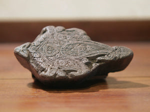 Vecchio timbro artigianale in legno per tessuti usato in India per la tradizionale lavorazione print block.  Ricavato da un unico pezzo di legno intagliato.  Dimensioni 11x5  prof.5cm. 