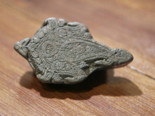Carica l&#39;immagine nel visualizzatore di Gallery, Vecchio timbro artigianale in legno per tessuti usato in India per la tradizionale lavorazione print block.  Ricavato da un unico pezzo di legno intagliato.  Dimensioni 11x5  prof.5cm. 