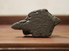 Carica l&#39;immagine nel visualizzatore di Gallery, Vecchio timbro artigianale in legno per tessuti usato in India per la tradizionale lavorazione print block.  Ricavato da un unico pezzo di legno intagliato.  Dimensioni 11x5  prof.5cm. 