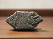 Carica l&#39;immagine nel visualizzatore di Gallery, Vecchio timbro artigianale in legno per tessuti usato in India per la tradizionale lavorazione print block.  Ricavato da un unico pezzo di legno intagliato.  Dimensioni 11x5  prof.5cm. 