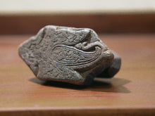 Carica l&#39;immagine nel visualizzatore di Gallery, Vecchio timbro artigianale in legno per tessuti usato in India per la tradizionale lavorazione print block.  Ricavato da un unico pezzo di legno intagliato.  Dimensioni 11x5  prof.5cm. 