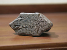 Carica l&#39;immagine nel visualizzatore di Gallery, Vecchio timbro artigianale in legno per tessuti usato in India per la tradizionale lavorazione print block.  Ricavato da un unico pezzo di legno intagliato.  Dimensioni 11x5  prof.5cm. 