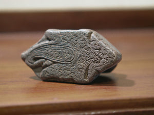 Vecchio timbro artigianale in legno per tessuti usato in India per la tradizionale lavorazione print block.  Ricavato da un unico pezzo di legno intagliato.  Dimensioni 11x5  prof.5cm. 