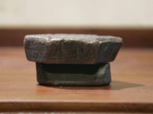 Carica l&#39;immagine nel visualizzatore di Gallery, Vecchio timbro artigianale in legno per tessuti usato in India per la tradizionale lavorazione print block.  Ricavato da un unico pezzo di legno intagliato.  Dimensioni 11x5  prof.5cm. 