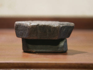 Vecchio timbro artigianale in legno per tessuti usato in India per la tradizionale lavorazione print block.  Ricavato da un unico pezzo di legno intagliato.  Dimensioni 11x5  prof.5cm. 