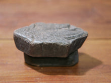 Carica l&#39;immagine nel visualizzatore di Gallery, Vecchio timbro artigianale in legno per tessuti usato in India per la tradizionale lavorazione print block.  Ricavato da un unico pezzo di legno intagliato.  Dimensioni 11x5  prof.5cm. 