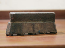 Carica l&#39;immagine nel visualizzatore di Gallery, vecchio timbro artigianale in legno per tessuti usato in India per la tradizionale lavorazione print block. ricavato da un unico pezzo di legno intagliato.  dimensioni 15x3 prof.6cm. 