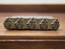 Carica l&#39;immagine nel visualizzatore di Gallery, vecchio timbro artigianale in legno per tessuti usato in India per la tradizionale lavorazione print block. ricavato da un unico pezzo di legno intagliato.  dimensioni 15x3 prof.6cm. 