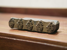 Carica l&#39;immagine nel visualizzatore di Gallery, vecchio timbro artigianale in legno per tessuti usato in India per la tradizionale lavorazione print block. ricavato da un unico pezzo di legno intagliato.  dimensioni 15x3 prof.6cm. 