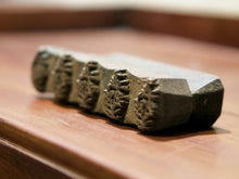Carica l&#39;immagine nel visualizzatore di Gallery, vecchio timbro artigianale in legno per tessuti usato in India per la tradizionale lavorazione print block. ricavato da un unico pezzo di legno intagliato.  dimensioni 15x3 prof.6cm. 