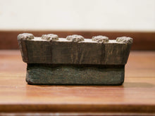Carica l&#39;immagine nel visualizzatore di Gallery, vecchio timbro artigianale in legno per tessuti usato in India per la tradizionale lavorazione print block. ricavato da un unico pezzo di legno intagliato.  dimensioni 15x3 prof.6cm. 