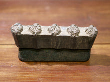 Carica l&#39;immagine nel visualizzatore di Gallery, vecchio timbro artigianale in legno per tessuti usato in India per la tradizionale lavorazione print block. ricavato da un unico pezzo di legno intagliato.  dimensioni 15x3 prof.6cm. 
