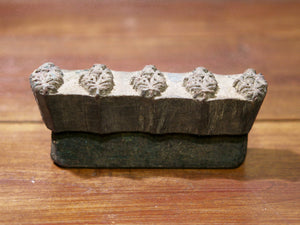 vecchio timbro artigianale in legno per tessuti usato in India per la tradizionale lavorazione print block. ricavato da un unico pezzo di legno intagliato.  dimensioni 15x3 prof.6cm. 