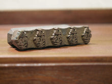 Carica l&#39;immagine nel visualizzatore di Gallery, vecchio timbro artigianale in legno per tessuti usato in India per la tradizionale lavorazione print block. ricavato da un unico pezzo di legno intagliato.  dimensioni 15x3 prof.6cm. 