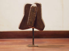Carica l&#39;immagine nel visualizzatore di Gallery, Vecchio timbro artigianale in legno per tessuti usato in India per la tradizionale lavorazione print block. Ricavato da un unico pezzo di legno intagliato con manico posteriore e basamento.  Dimensioni timbro 11x13  profondità 7cm,  h compresa basamento 18cm
