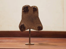 Carica l&#39;immagine nel visualizzatore di Gallery, Vecchio timbro artigianale in legno per tessuti usato in India per la tradizionale lavorazione print block. Ricavato da un unico pezzo di legno intagliato con manico posteriore e basamento.  Dimensioni timbro 11x13  profondità 7cm,  h compresa basamento 18cm