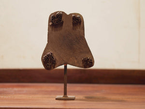 Vecchio timbro artigianale in legno per tessuti usato in India per la tradizionale lavorazione print block. Ricavato da un unico pezzo di legno intagliato con manico posteriore e basamento.  Dimensioni timbro 11x13  profondità 7cm,  h compresa basamento 18cm