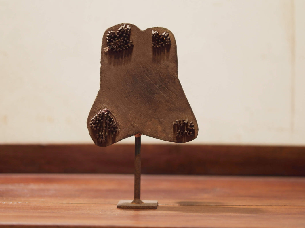 Vecchio timbro artigianale in legno per tessuti usato in India per la tradizionale lavorazione print block. Ricavato da un unico pezzo di legno intagliato con manico posteriore e basamento.  Dimensioni timbro 11x13  profondità 7cm,  h compresa basamento 18cm