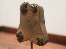 Carica l&#39;immagine nel visualizzatore di Gallery, Vecchio timbro artigianale in legno per tessuti usato in India per la tradizionale lavorazione print block. Ricavato da un unico pezzo di legno intagliato con manico posteriore e basamento.  Dimensioni timbro 11x13  profondità 7cm,  h compresa basamento 18cm