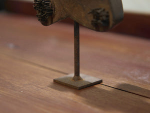 Vecchio timbro artigianale in legno per tessuti usato in India per la tradizionale lavorazione print block. Ricavato da un unico pezzo di legno intagliato con manico posteriore e basamento.  Dimensioni timbro 11x13  profondità 7cm,  h compresa basamento 18cm