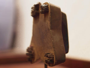 Vecchio timbro artigianale in legno per tessuti usato in India per la tradizionale lavorazione print block. Ricavato da un unico pezzo di legno intagliato con manico posteriore e basamento.  Dimensioni timbro 11x13  profondità 7cm,  h compresa basamento 18cm
