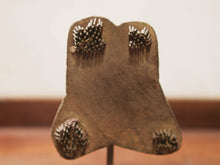 Carica l&#39;immagine nel visualizzatore di Gallery, Vecchio timbro artigianale in legno per tessuti usato in India per la tradizionale lavorazione print block. Ricavato da un unico pezzo di legno intagliato con manico posteriore e basamento.  Dimensioni timbro 11x13  profondità 7cm,  h compresa basamento 18cm