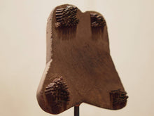 Carica l&#39;immagine nel visualizzatore di Gallery, Vecchio timbro artigianale in legno per tessuti usato in India per la tradizionale lavorazione print block. Ricavato da un unico pezzo di legno intagliato con manico posteriore e basamento.  Dimensioni timbro 11x13  profondità 7cm,  h compresa basamento 18cm