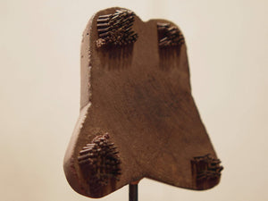 Vecchio timbro artigianale in legno per tessuti usato in India per la tradizionale lavorazione print block. Ricavato da un unico pezzo di legno intagliato con manico posteriore e basamento.  Dimensioni timbro 11x13  profondità 7cm,  h compresa basamento 18cm