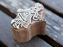 Carica l&#39;immagine nel visualizzatore di Gallery, Timbro artigianale in legno per tessuti usato in India per la tradizionale lavorazione print block. Ricavato da un unico pezzo di legno intagliato. Stampo utilizzato per cornici su muro, tessuti, carta ecc...  Dimensioni 4x5 h prof.3 cm