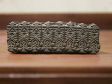 Carica l&#39;immagine nel visualizzatore di Gallery, vecchio timbro artigianale in legno per tessuti usato in India per la tradizionale lavorazione print block. ricavato da un unico pezzo di legno intagliato.  dimensioni 14x5 prof.3cm.