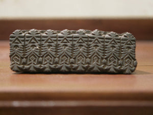 vecchio timbro artigianale in legno per tessuti usato in India per la tradizionale lavorazione print block. ricavato da un unico pezzo di legno intagliato.  dimensioni 14x5 prof.3cm.