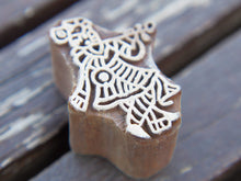Carica l&#39;immagine nel visualizzatore di Gallery, Timbro artigianale in legno per tessuti usato in India per la tradizionale lavorazione print block. Ricavato da un unico pezzo di legno intagliato. Stampo utilizzato per cornici su muro, tessuti, carta ecc...  Dimensioni 4x5 h prof.3 cm