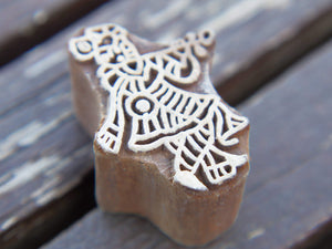 Timbro artigianale in legno per tessuti usato in India per la tradizionale lavorazione print block. Ricavato da un unico pezzo di legno intagliato. Stampo utilizzato per cornici su muro, tessuti, carta ecc...  Dimensioni 4x5 h prof.3 cm