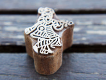 Carica l&#39;immagine nel visualizzatore di Gallery, Timbro artigianale in legno per tessuti usato in India per la tradizionale lavorazione print block. Ricavato da un unico pezzo di legno intagliato. Stampo utilizzato per cornici su muro, tessuti, carta ecc...  Dimensioni 4x5 h prof.3 cm