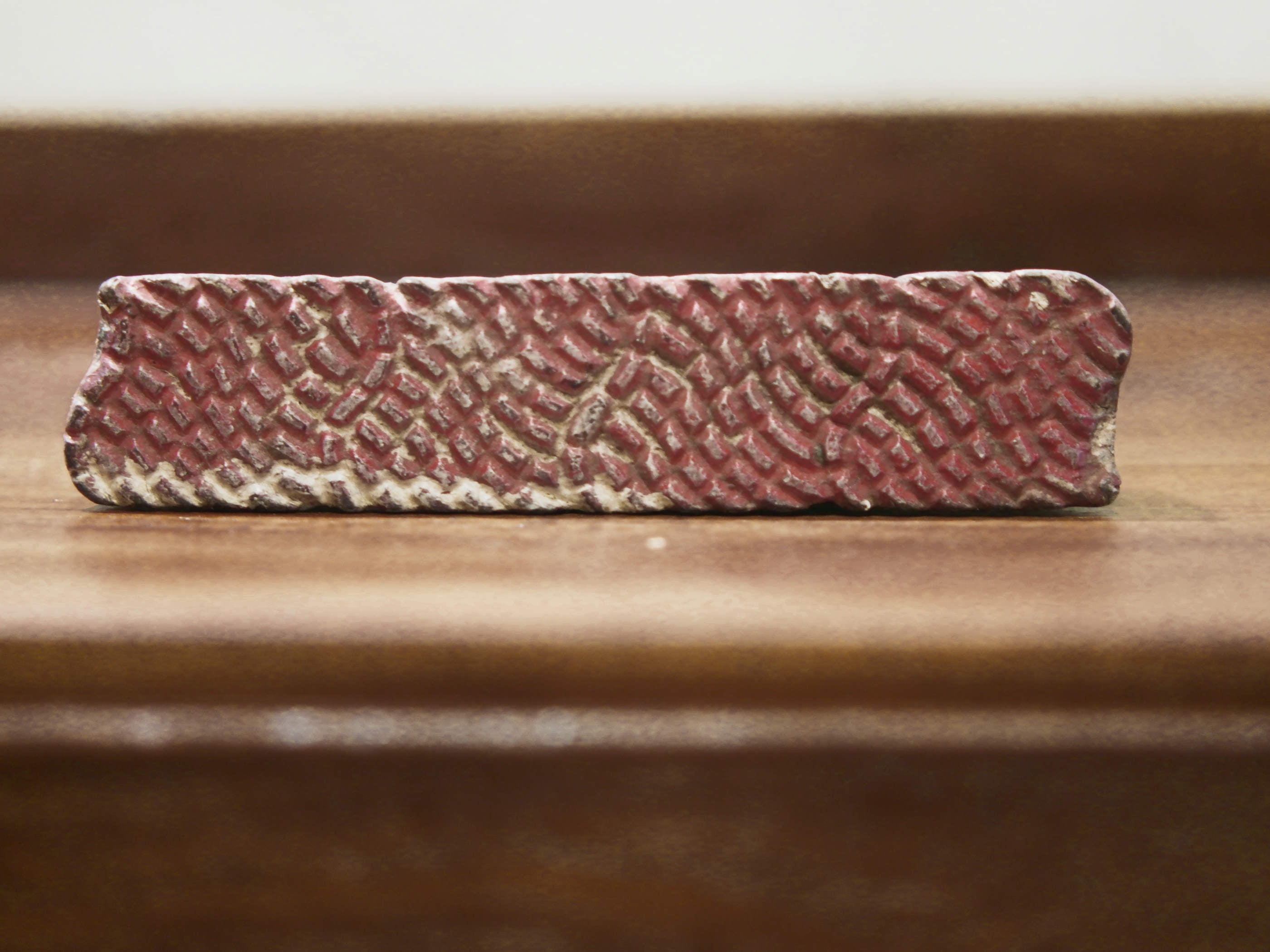 vecchio timbro artigianale in legno per tessuti usato in India per la tradizionale lavorazione print block. ricavato da un unico pezzo di legno intagliato.  dimensioni 15x3 prof.3cm.