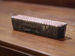 vecchio timbro artigianale in legno per tessuti usato in India per la tradizionale lavorazione print block. ricavato da un unico pezzo di legno intagliato.  dimensioni 15x3 prof.3cm.