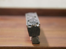 Carica l&#39;immagine nel visualizzatore di Gallery, vecchio timbro artigianale in legno per tessuti usato in India per la tradizionale lavorazione print block. ricavato da un unico pezzo di legno intagliato con manico posteriore.  dimensioni 18x4 prof.6cm.