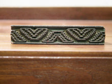 Carica l&#39;immagine nel visualizzatore di Gallery, vecchio timbro artigianale in legno per tessuti usato in India per la tradizionale lavorazione print block. ricavato da un unico pezzo di legno intagliato con manico posteriore.  dimensioni 18x4 prof.6cm.