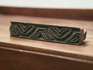 vecchio timbro artigianale in legno per tessuti usato in India per la tradizionale lavorazione print block. ricavato da un unico pezzo di legno intagliato con manico posteriore.  dimensioni 18x4 prof.6cm.