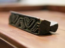 Carica l&#39;immagine nel visualizzatore di Gallery, vecchio timbro artigianale in legno per tessuti usato in India per la tradizionale lavorazione print block. ricavato da un unico pezzo di legno intagliato con manico posteriore.  dimensioni 18x4 prof.6cm.