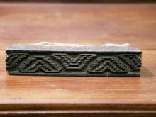 Carica l&#39;immagine nel visualizzatore di Gallery, vecchio timbro artigianale in legno per tessuti usato in India per la tradizionale lavorazione print block. ricavato da un unico pezzo di legno intagliato con manico posteriore.  dimensioni 18x4 prof.6cm.