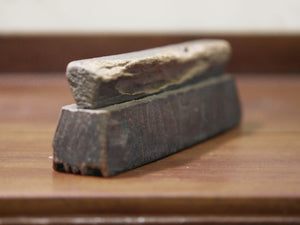 vecchio timbro artigianale in legno per tessuti usato in India per la tradizionale lavorazione print block. ricavato da un unico pezzo di legno intagliato con manico posteriore.  dimensioni 18x4 prof.6cm.