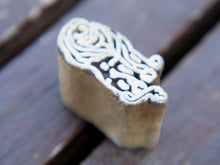 Carica l&#39;immagine nel visualizzatore di Gallery, Timbro artigianale in legno per tessuti usato in India per la tradizionale lavorazione print block. Ricavato da un unico pezzo di legno intagliato. Stampo utilizzato per cornici su muro, tessuti, carta ecc...  Dimensioni 2x4 prof.3 cm   per ulteriori info o dettagli: info@etniko.it 0039 3338778241 ig/fb : etniko by crosato etsy : etnikobycrosato pinterest : etnikobycrosato