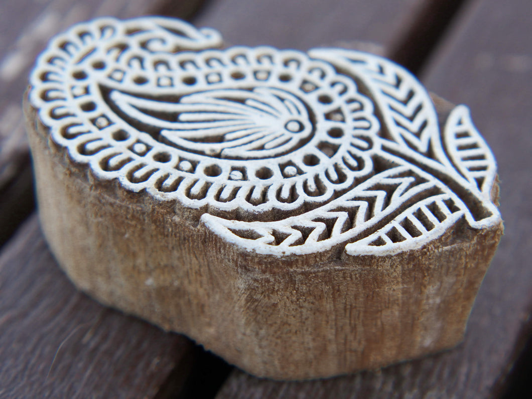 Timbro artigianale in legno per tessuti usato in India per la tradizionale lavorazione print block. Ricavato da un unico pezzo di legno intagliato. Stampo utilizzato per cornici su muro, tessuti, carta ecc...  Dimensioni 5x8 prof.3 cm