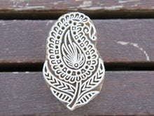 Carica l&#39;immagine nel visualizzatore di Gallery, Timbro artigianale in legno per tessuti usato in India per la tradizionale lavorazione print block. Ricavato da un unico pezzo di legno intagliato. Stampo utilizzato per cornici su muro, tessuti, carta ecc...  Dimensioni 5x8 prof.3 cm