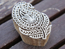 Carica l&#39;immagine nel visualizzatore di Gallery, Timbro artigianale in legno per tessuti usato in India per la tradizionale lavorazione print block. Ricavato da un unico pezzo di legno intagliato. Stampo utilizzato per cornici su muro, tessuti, carta ecc...  Dimensioni 5x8 prof.3 cm